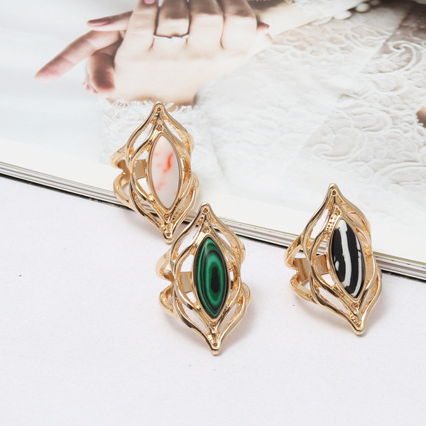 Moderan ženski prsten jednobojni model s ukrasnim kamenčićem