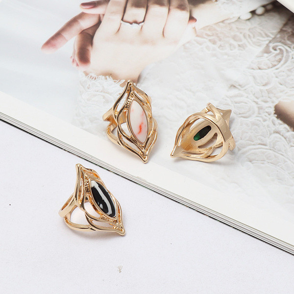 Moderan ženski prsten jednobojni model s ukrasnim kamenčićem