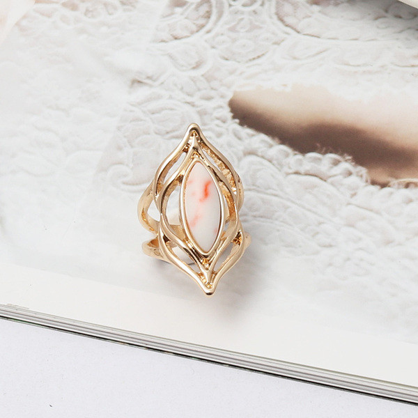 Moderan ženski prsten jednobojni model s ukrasnim kamenčićem