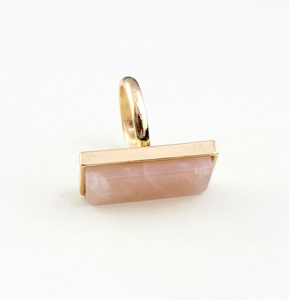 Стилен дамски пръстен изчистен модел с камък