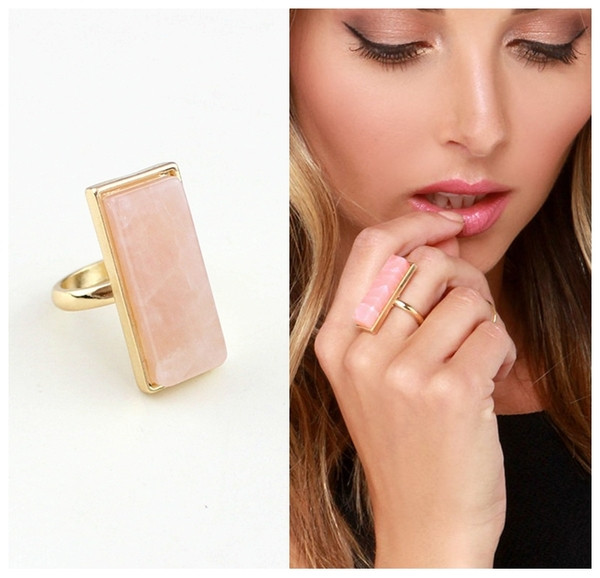 Стилен дамски пръстен изчистен модел с камък