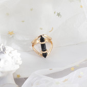 Стилен дамски пръстен с камък широк модел