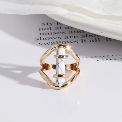 Стилен дамски пръстен с камък широк модел