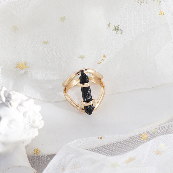 Стилен дамски пръстен с камък широк модел