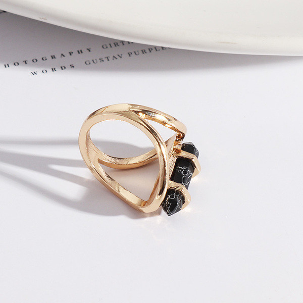 Стилен дамски пръстен с камък широк модел