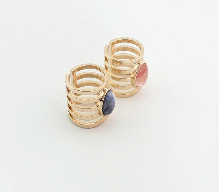 Стилен дамски пръстен широк модел с камък