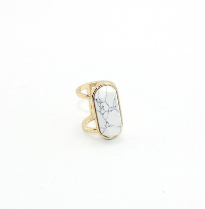 Актуален дамски пръстен изчистен модел с камък