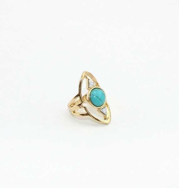 Дамски стилен пръстен с декоративни камъни изчистен модел