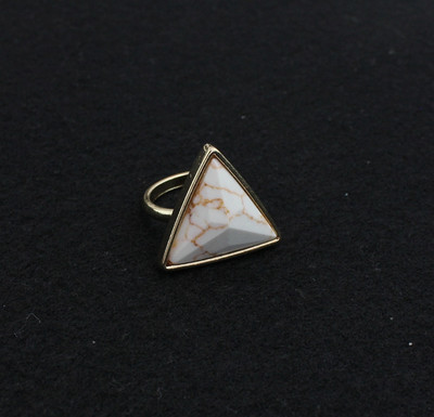 Актуален дамски пръстен тънък модел с камък