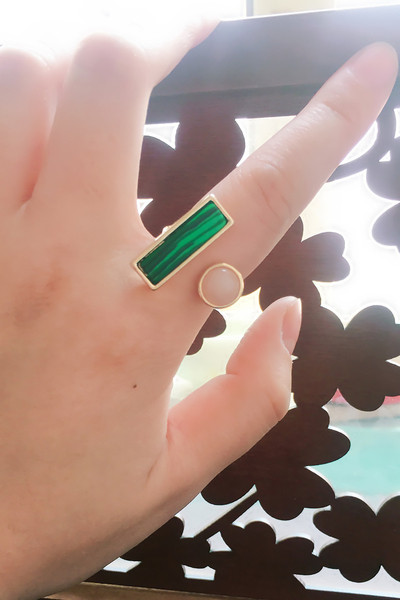 Ležeran ženski prsten tankog uzorka s ukrasnim kamenčićima