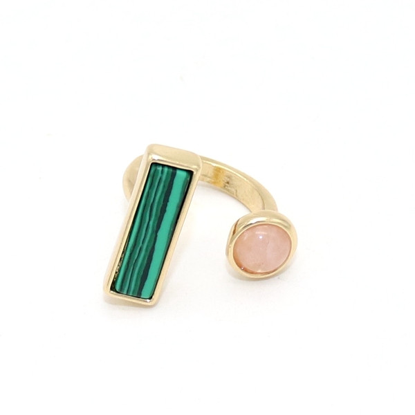 Ležeran ženski prsten tankog uzorka s ukrasnim kamenčićima