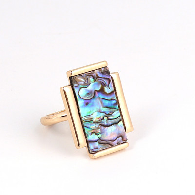 Широк модел дамски пръстен с камък