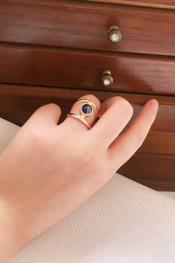 Μοντέρνο φαρδύ δαχτυλίδι με διακοσμητική πέτρα