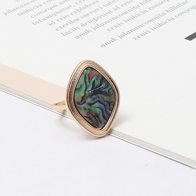 Актуален пръстен с декоративен камък