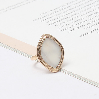 Актуален пръстен с декоративен камък