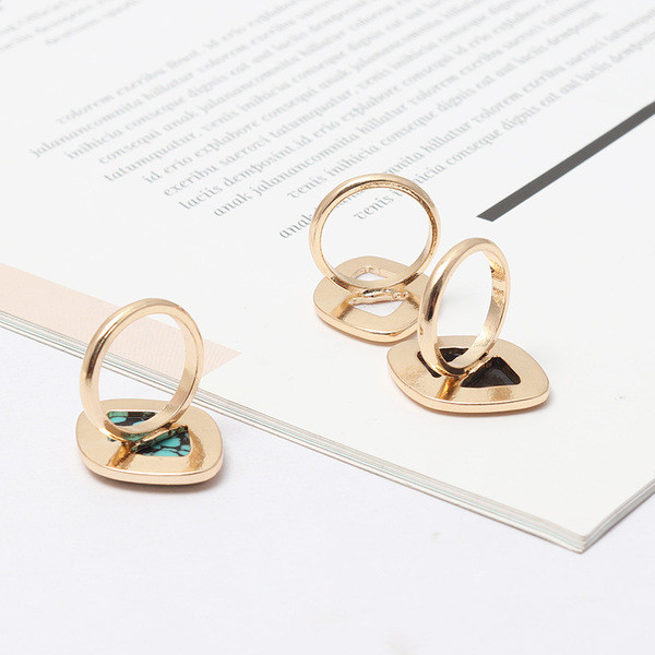 Актуален пръстен с декоративен камък