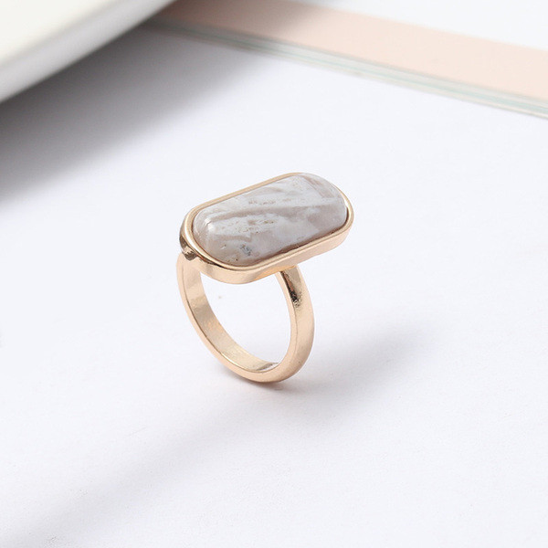 Дамски актуален пръстен с камък в бежов цвят