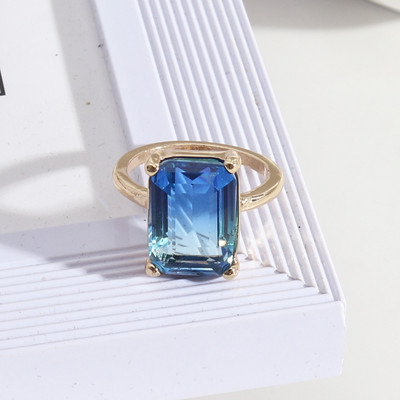 Стилен дамски пръстен в квадратна форма