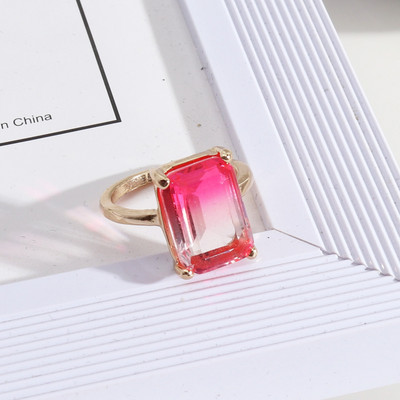 Стилен дамски пръстен в квадратна форма