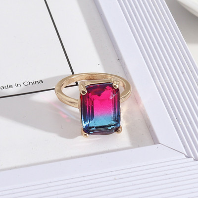 Стилен дамски пръстен в квадратна форма