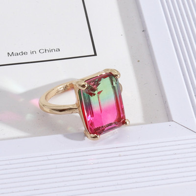 Стилен дамски пръстен в квадратна форма