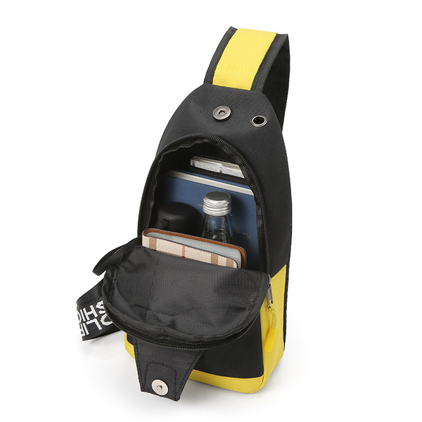 Мъжка раница с една презрамка и апликация