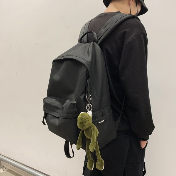 Черна раница с аксесоар и преден джоб