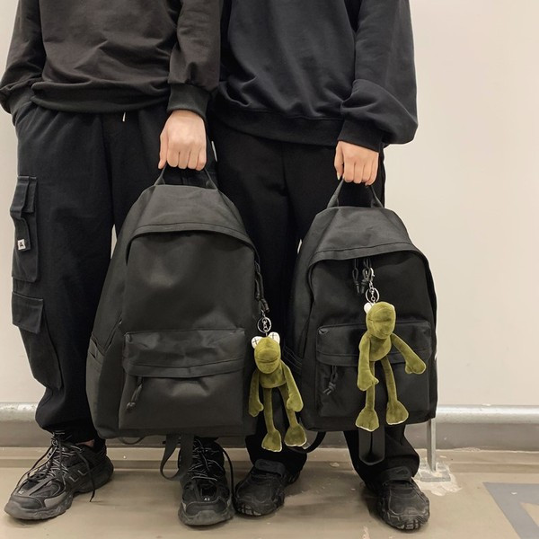 Черна раница с аксесоар и преден джоб