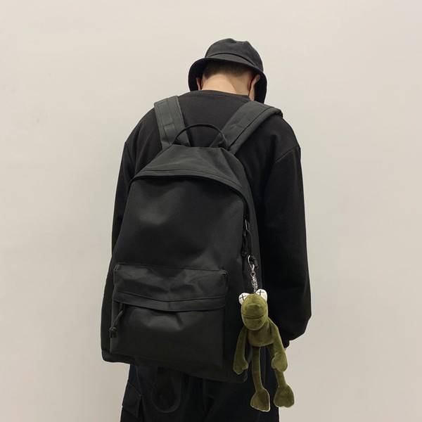 Черна раница с аксесоар и преден джоб