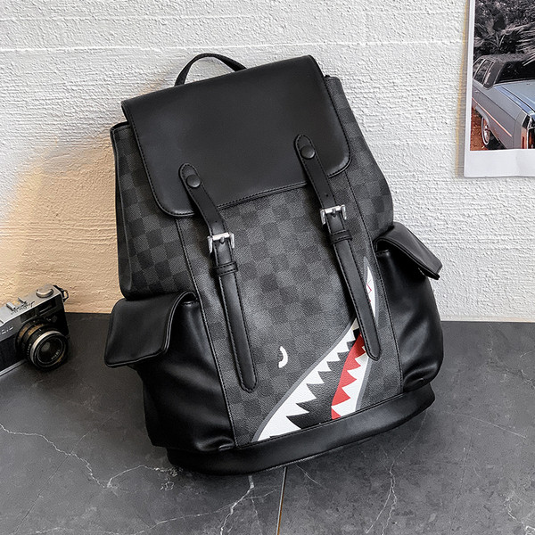 Модерна кожена раница с джобове и дръжка подходяща за мъже и жени