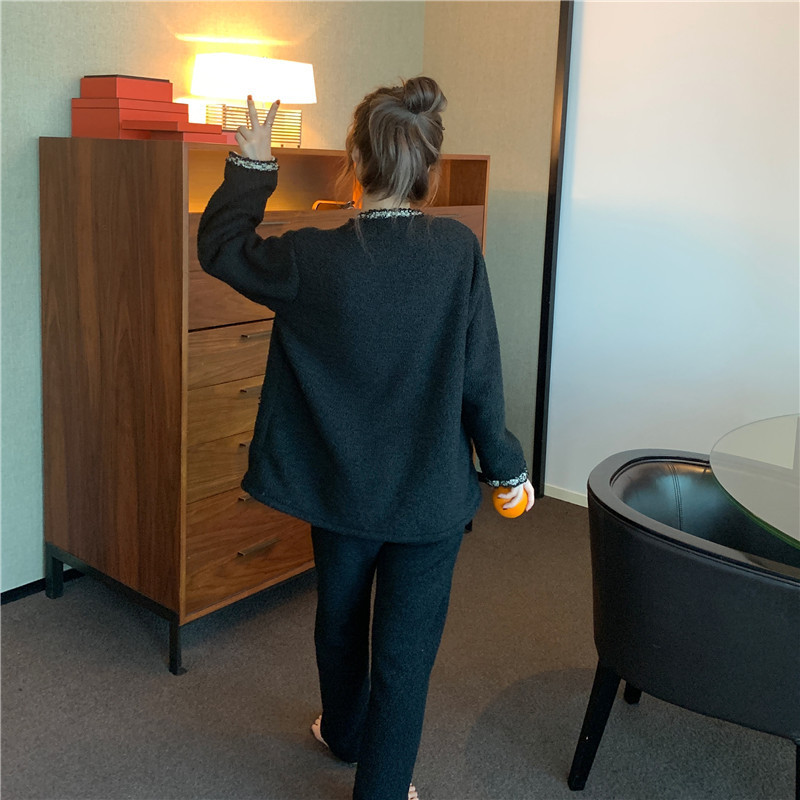 Дамска модерна пижама изчистен модел с джобове