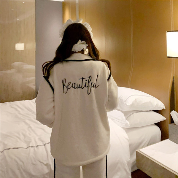 Актуална дамска пижама изчистен модел