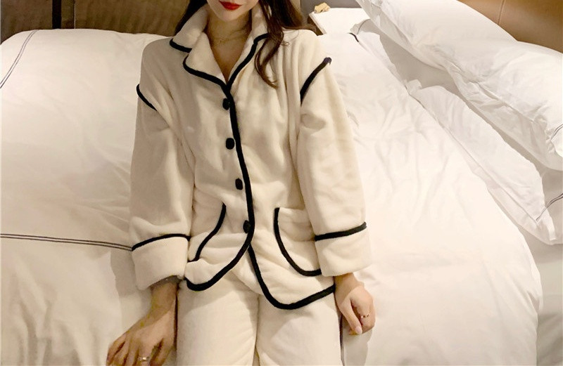 Актуална дамска пижама изчистен модел