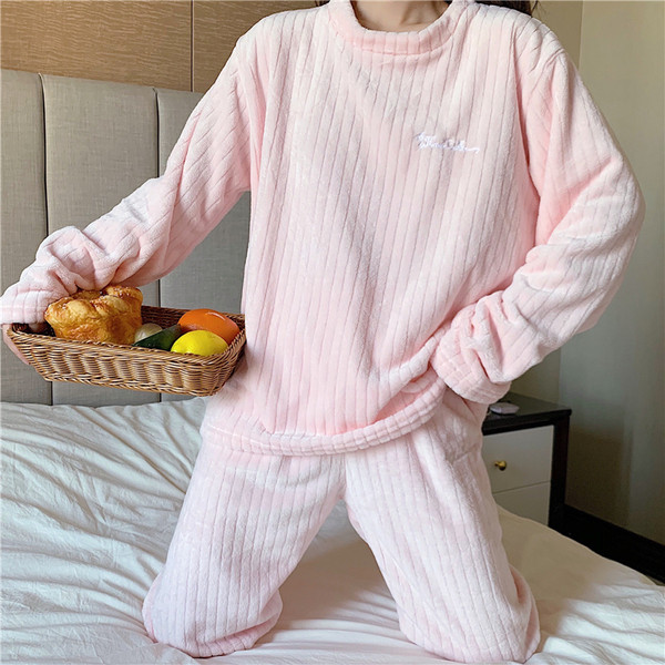 Дамска модерна пижама изчистен модел с надпис