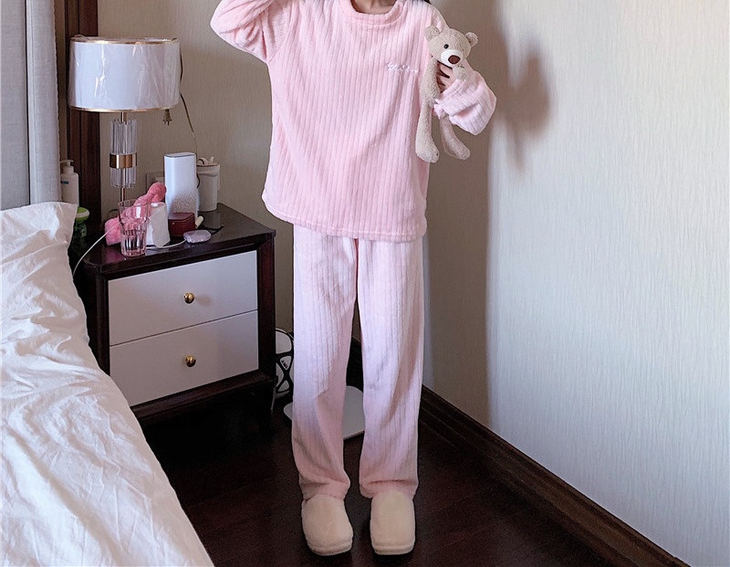 Дамска модерна пижама изчистен модел с надпис