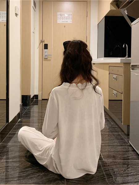 Стилна дамска пижама с шпиц деколте