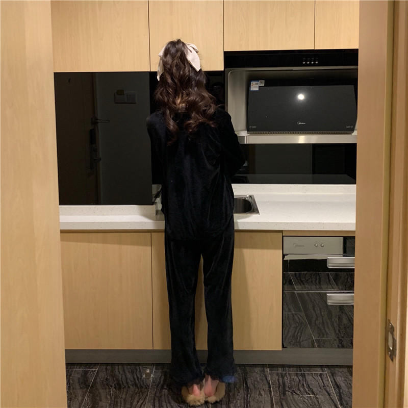 Стилна дамска пижама с шпиц деколте