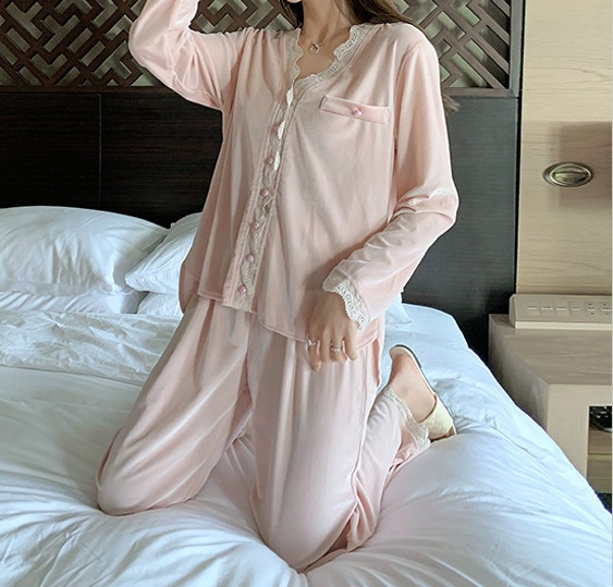 Стилна дамска пижама с дантела