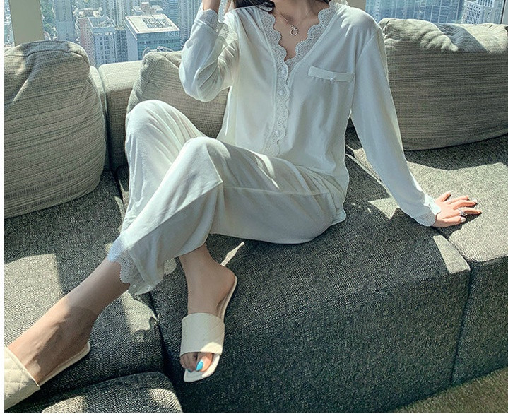 Стилна дамска пижама с дантела