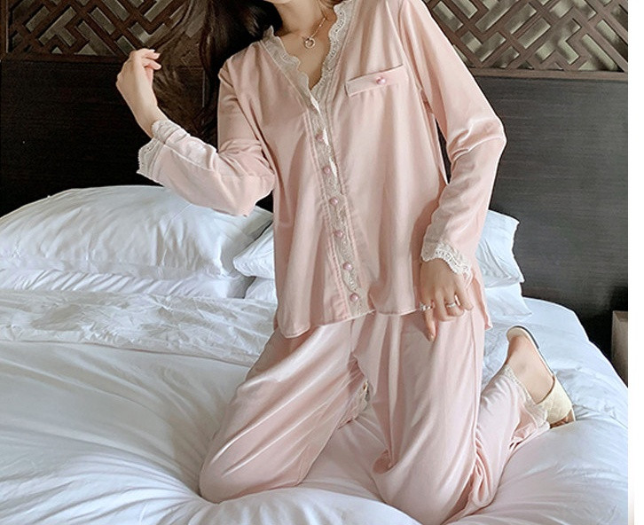 Стилна дамска пижама с дантела