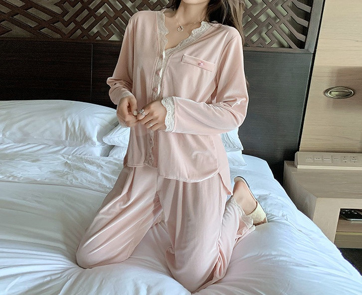 Стилна дамска пижама с дантела