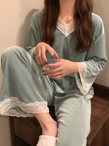 Дамска актуална пижама с дантeла и шпиц деколте
