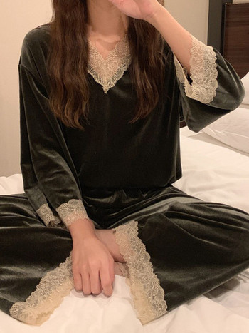 Дамска актуална пижама с дантeла и шпиц деколте