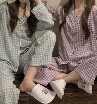 Дамска модерна карирана пижама с шпиц деколте