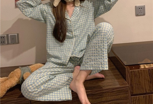 Дамска модерна карирана пижама с шпиц деколте