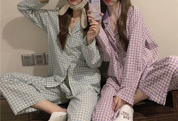 Дамска модерна карирана пижама с шпиц деколте