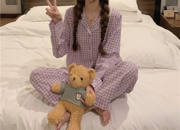 Дамска модерна карирана пижама с шпиц деколте