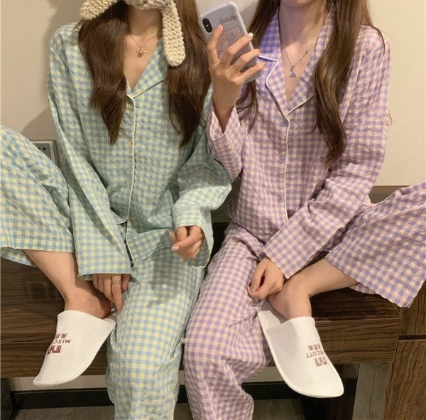 Дамска модерна карирана пижама с шпиц деколте