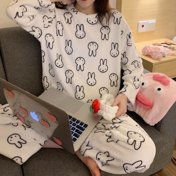 Дамска актуална дълга пижама с овално деколте