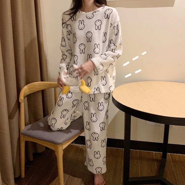 Дамска актуална дълга пижама с овално деколте